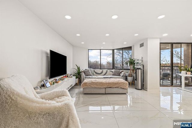 427 Harmon Cove Tower 427, Secaucus, NJ 07094