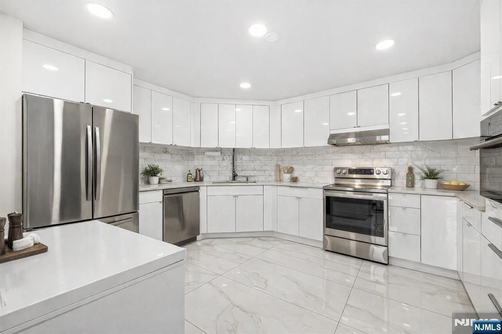 427 Harmon Cove Tower 427, Secaucus, NJ 07094