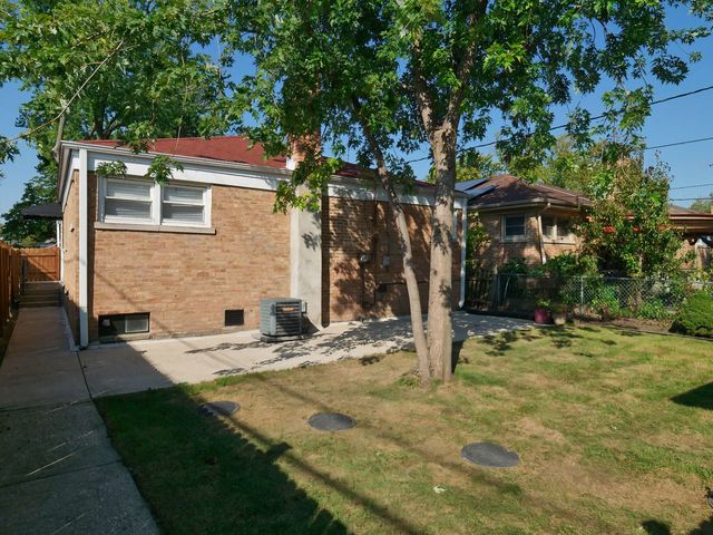 8415 Trumbull Avenue, Skokie, IL 60076