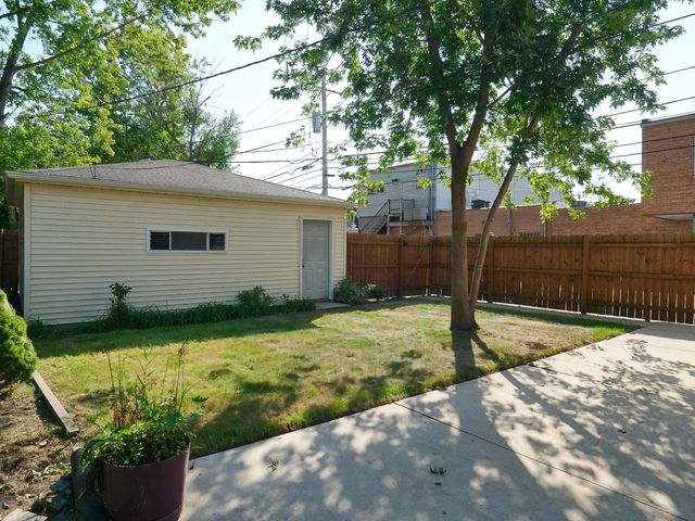 8415 Trumbull Avenue, Skokie, IL 60076