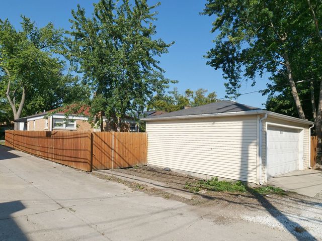 8415 Trumbull Avenue, Skokie, IL 60076