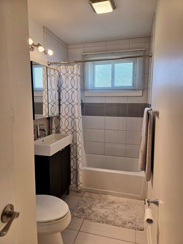 980 W Grant Drive, Des Plaines, IL 60016