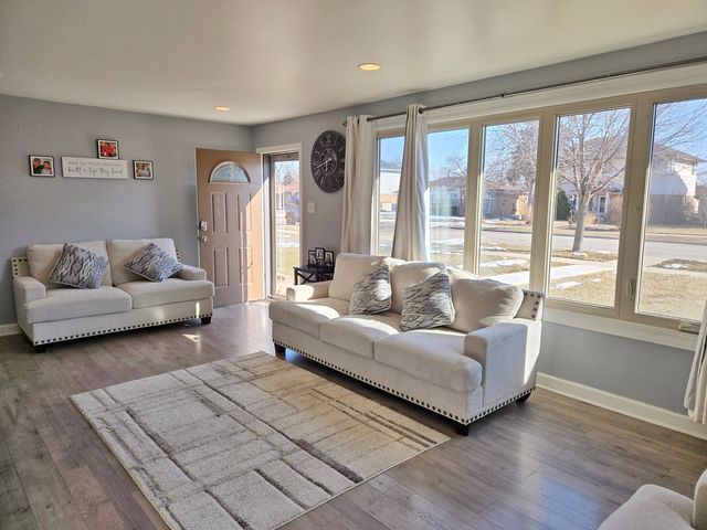 980 W Grant Drive, Des Plaines, IL 60016