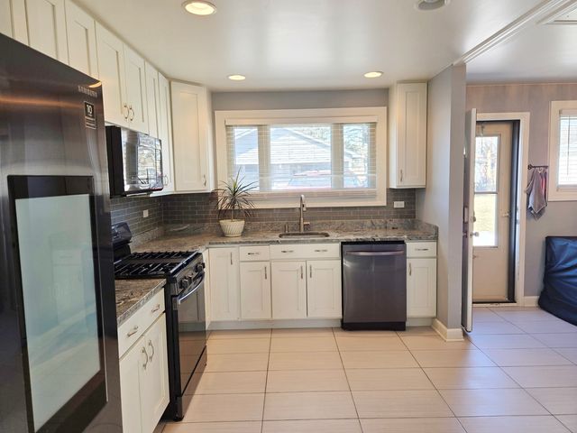 980 W Grant Drive, Des Plaines, IL 60016