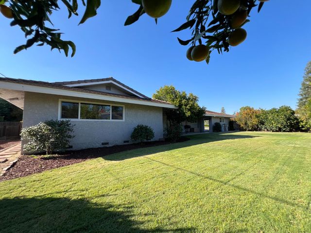 5686 N Briarwood Avenue, Fresno, CA 93711