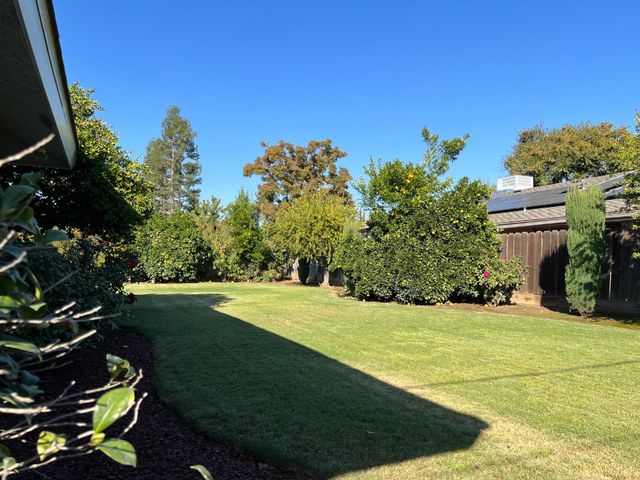 5686 N Briarwood Avenue, Fresno, CA 93711