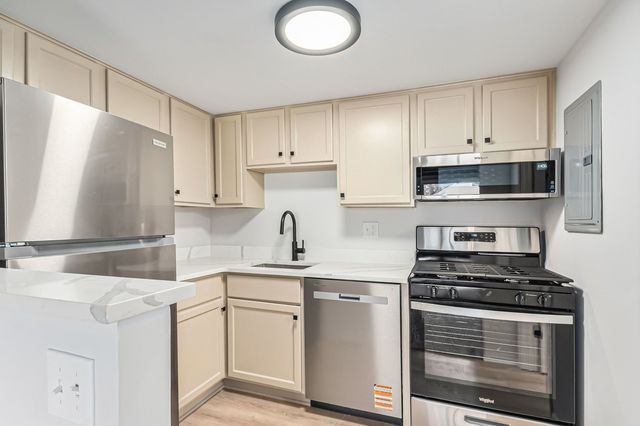 79 Maude Avenue E, Fox Lake, IL 60020