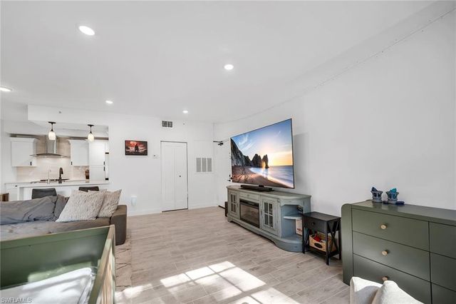 4620 Saint Croix LN # 918, Naples, FL 34109