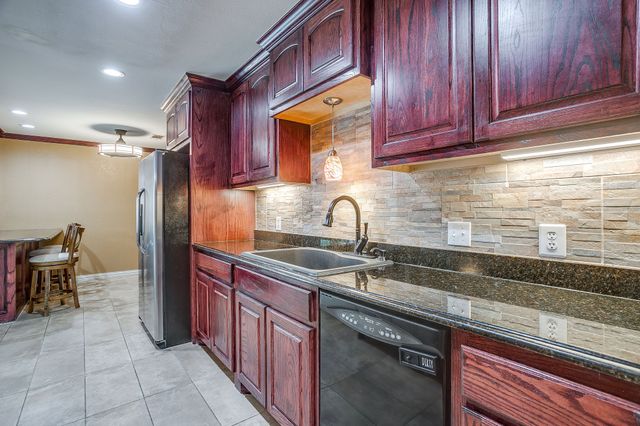 1800 Briarcrest Lane, Arlington, TX 76012