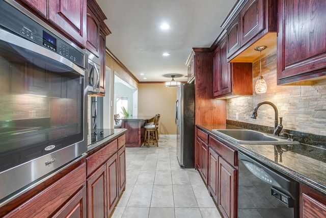 1800 Briarcrest Lane, Arlington, TX 76012