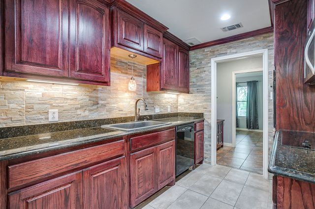 1800 Briarcrest Lane, Arlington, TX 76012