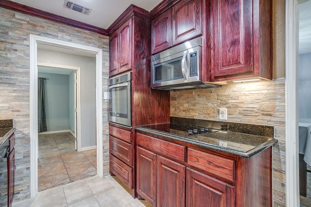 1800 Briarcrest Lane, Arlington, TX 76012