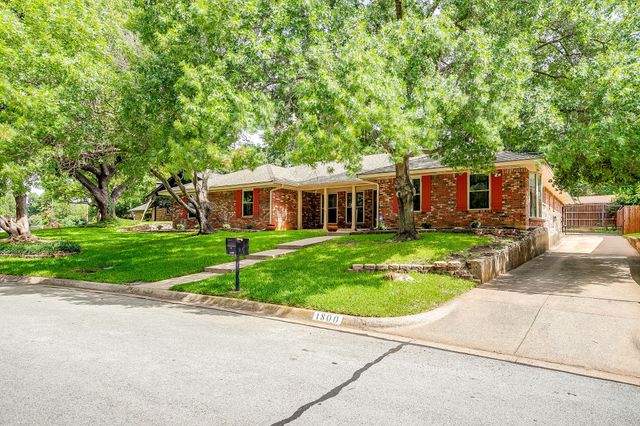 1800 Briarcrest Lane, Arlington, TX 76012