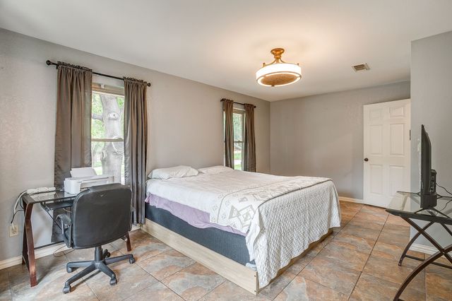 1800 Briarcrest Lane, Arlington, TX 76012