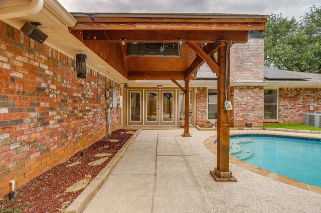 1800 Briarcrest Lane, Arlington, TX 76012