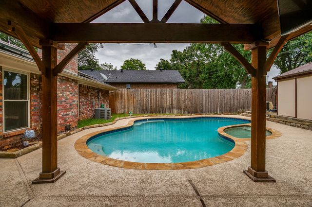 1800 Briarcrest Lane, Arlington, TX 76012