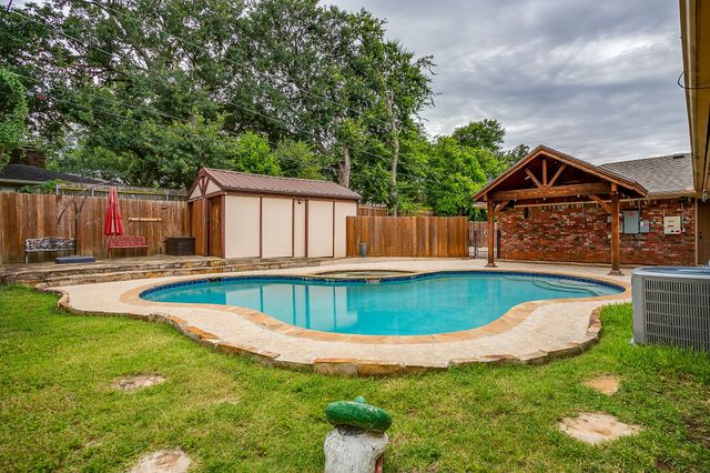 1800 Briarcrest Lane, Arlington, TX 76012