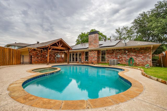 1800 Briarcrest Lane, Arlington, TX 76012