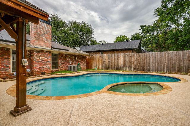 1800 Briarcrest Lane, Arlington, TX 76012