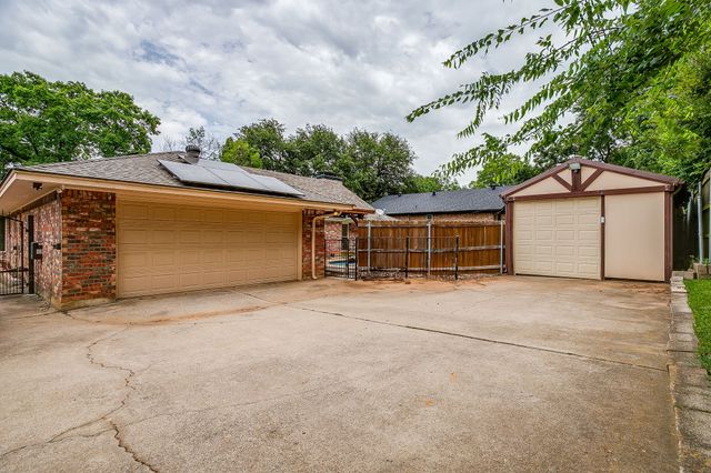 1800 Briarcrest Lane, Arlington, TX 76012