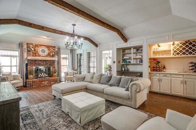 1800 Briarcrest Lane, Arlington, TX 76012