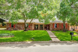 1800 Briarcrest Lane, Arlington, TX 76012