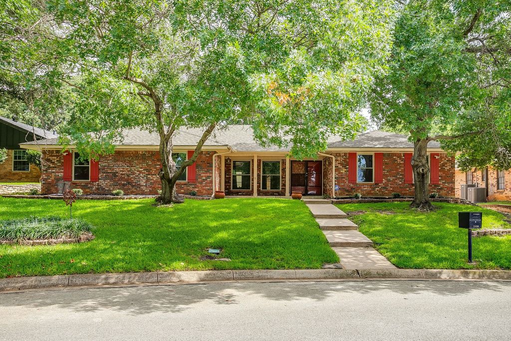 1800 Briarcrest Lane, Arlington, TX 76012