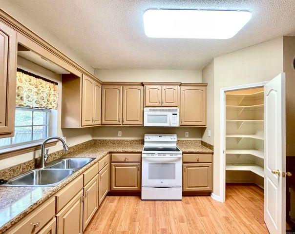 16 Winona Drive, Maumelle, AR 72113