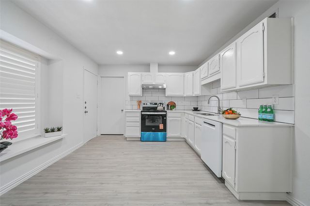 142 Kingsbridge Drive, Garland, TX 75040