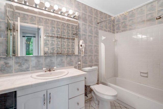 10910 MILLER RD, Oakton, VA 22124