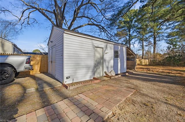 5912 Andrew PL, Newport News, VA 23605