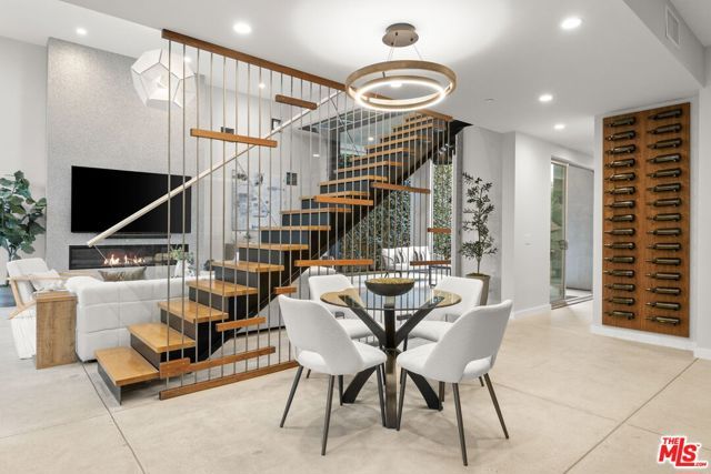 3613 Redwood Avenue, Los Angeles, CA 90066