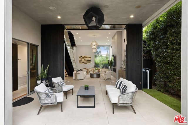 3613 Redwood Avenue, Los Angeles, CA 90066