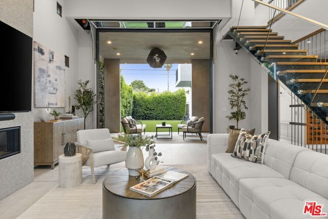 3613 Redwood Avenue, Los Angeles, CA 90066