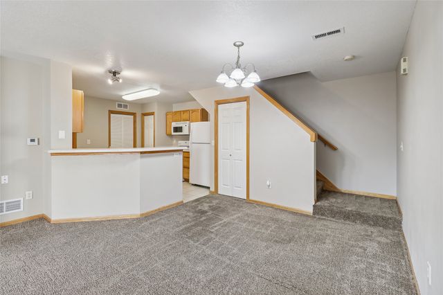 3799 Village Run Drive 811, Des Moines, IA 50317