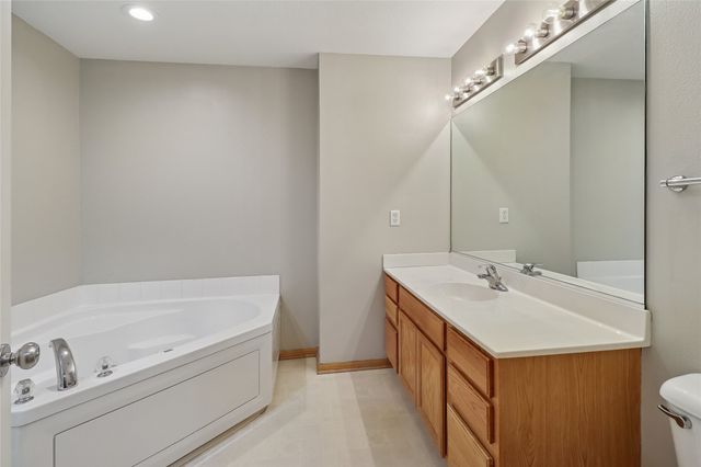 3799 Village Run Drive 811, Des Moines, IA 50317