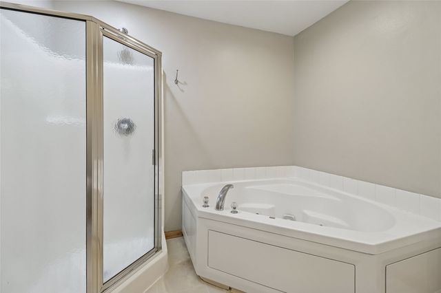 3799 Village Run Drive 811, Des Moines, IA 50317