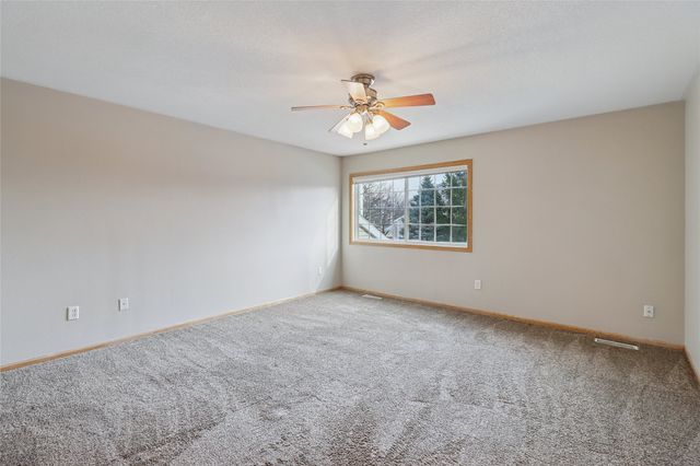 3799 Village Run Drive 811, Des Moines, IA 50317