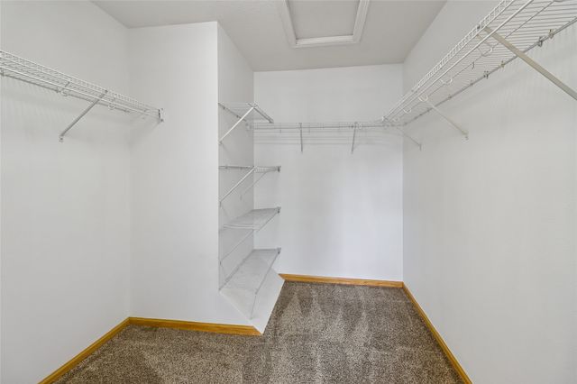 3799 Village Run Drive 811, Des Moines, IA 50317