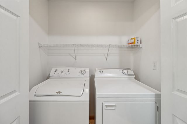 3799 Village Run Drive 811, Des Moines, IA 50317