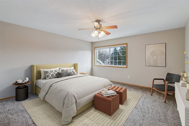 3799 Village Run Drive 811, Des Moines, IA 50317