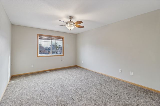 3799 Village Run Drive 811, Des Moines, IA 50317