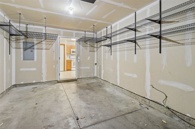 3799 Village Run Drive 811, Des Moines, IA 50317