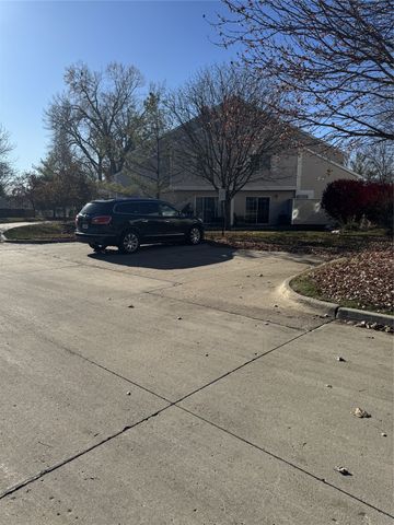 3799 Village Run Drive 811, Des Moines, IA 50317