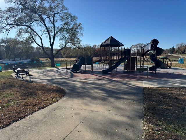 3799 Village Run Drive 811, Des Moines, IA 50317