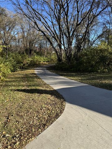 3799 Village Run Drive 811, Des Moines, IA 50317