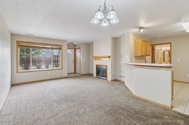 3799 Village Run Drive 811, Des Moines, IA 50317