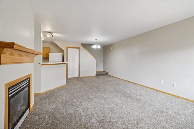 3799 Village Run Drive 811, Des Moines, IA 50317