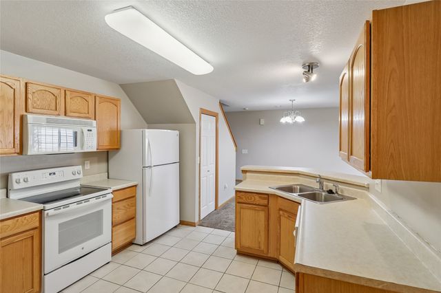 3799 Village Run Drive 811, Des Moines, IA 50317