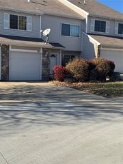 3799 Village Run Drive 811, Des Moines, IA 50317